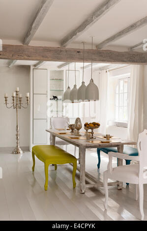 Große weiße Pendelleuchten über eine antike Kirsche Holz Esstisch im