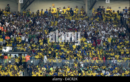 Belo Horizonte, Brasilien. 8. Juli 2014. Deutschlands Fans jubeln für ihr Team während ein Halbfinalspiel zwischen Brasilien und Deutschland der FIFA WM 2014 im Estadio Mineirão Stadion in Belo Horizonte, Brasilien, am 8. Juli 2014. Bildnachweis: Qi Heng/Xinhua/Alamy Live-Nachrichten Stockfoto