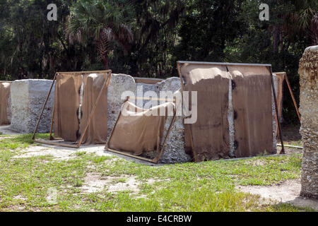 Slave-Viertel Kabine Ruinen von Tabby Beton rekonstruiert auf Kingsley Plantation gebaut. Stockfoto