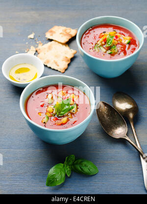 Tomatensuppe Gazpacho auf blauem Hintergrund Stockfoto