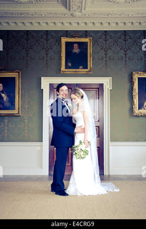 Hochzeitsvorbereitungen, Braut und Bräutigam in Villa, Dorset, England Stockfoto