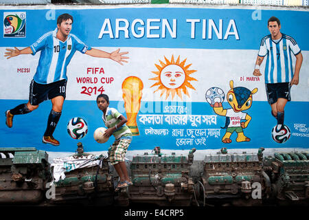 Dhaka, Bangladesch. 29. Juni 2014. Bangladesch-Fußball-Fans in der Nähe von 2014 World Cup Banner und Wandmalereien. Obwohl Bangladesch sind Lichtjahre entfernt von der Qualifikation für das Prunkstück Event die Möglichkeit Anhänger feiern und argumentieren mit rivalisierenden Fans. © KM Asad/ZUMA Wire/ZUMAPRESS.com/Alamy Live-Nachrichten Stockfoto