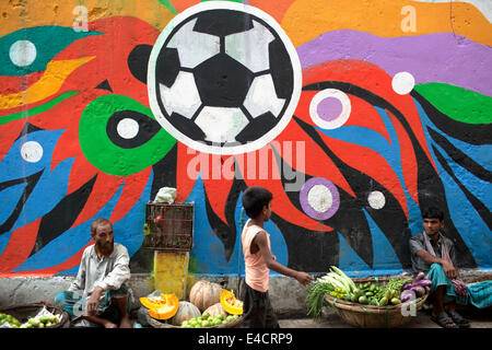 Dhaka, Bangladesch. 29. Juni 2014. Bangladesch-Fußball-Fans in der Nähe von 2014 World Cup Banner und Wandmalereien. Obwohl Bangladesch sind Lichtjahre entfernt von der Qualifikation für das Prunkstück Event die Möglichkeit Anhänger feiern und argumentieren mit rivalisierenden Fans. © KM Asad/ZUMA Wire/ZUMAPRESS.com/Alamy Live-Nachrichten Stockfoto