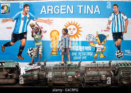 Dhaka, Bangladesch. 29. Juni 2014. Bangladesch-Fußball-Fans in der Nähe von 2014 World Cup Banner und Wandmalereien. Obwohl Bangladesch sind Lichtjahre entfernt von der Qualifikation für das Prunkstück Event die Möglichkeit Anhänger feiern und argumentieren mit rivalisierenden Fans. © KM Asad/ZUMA Wire/ZUMAPRESS.com/Alamy Live-Nachrichten Stockfoto