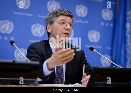 New York, UN-Hauptquartier in New York. 8. Juli 2014. Jeffrey Sachs, Direktor der nachhaltigen Entwicklung Lösungen Netzwerk (SDSN) des Earth Institute der Columbia-Universität, spricht im Rahmen einer Pressekonferenz über den tiefen Entkarbonisierung Pathway Project (DDPP) Zwischenbericht an das UN-Hauptquartier in New York, am 8. Juli 2014. Die Vereinten Nationen am Dienstag ausgestellten vorläufigen Ergebnisse aus einer 15-Länder-Studie über Möglichkeiten zur Verringerung der globalen Erwärmung durch CO2-Emissionsminderung im Rahmen eines Angebots, der globalen Temperatur unter eine Erhöhung von 2 Grad Celsius zu halten. Bildnachweis: Niu Xiaolei/Xinhua/Alamy Live-Nachrichten Stockfoto