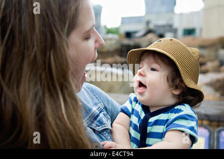 Sechs Monate altes Baby Boy Interaktion mit seiner Mutter Stockfoto