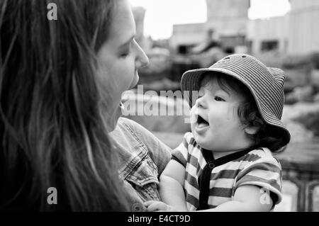 Sechs Monate altes Baby Boy Interaktion mit seiner Mutter Stockfoto