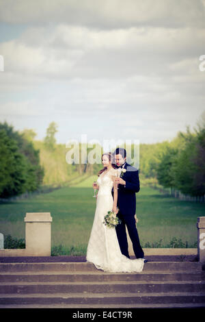 Hochzeitsvorbereitungen, Braut und Bräutigam im Park, Dorset, England Stockfoto