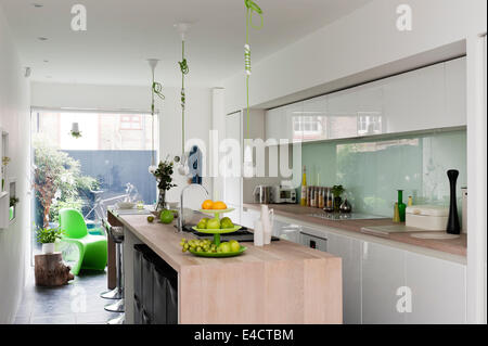 Moderne Küche aus Beeck Kuechen. Die grüne Schnur Pendelleuchten sind Nud und der grünen S-Chair von Verner Panton Stockfoto