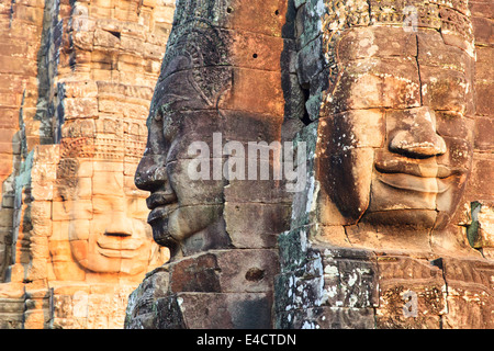 Geschnitzte Gesichter in den Sonnenuntergang am Bayon Tempel, Tempelanlage Angkor, Angkor Wat, Siem Reap, Kambodscha. Stockfoto