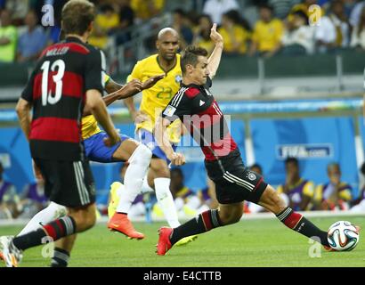 Belo Horizonte, Brasilien. 8. Juli 2014. Deutschlands Miroslav Klose (1. R) wetteifert um den Ball während ein Halbfinalspiel zwischen Brasilien und Deutschland der FIFA WM 2014 im Estadio Mineirão Stadion in Belo Horizonte, Brasilien, am 8. Juli 2014. Deutschland gewann 7-1 über Brasilien und qualifizierte sich für das Finale am Dienstag. Bildnachweis: Chen Jianli/Xinhua/Alamy Live-Nachrichten Stockfoto