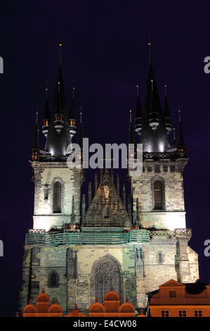 Die Türme der Frauenkirche vor Tyn bei Nacht, Prag Stockfoto