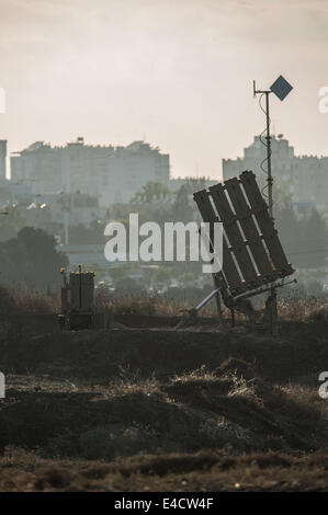 Süd-Israel, israelische Stadt an der Grenze des Gazastreifens. 8. Juli 2014. Eine Iron Dome Anti-Raketen-Schild-System ist in der Nähe von Ashdod, eine südlich israelische Stadt grenzt an den Gaza-Streifen am 8. Juli 2014 eingesetzt. Die Sicherheit Israels Kabinett beschlossen am Dienstag zu entwerfen, 40.000 Soldaten für einen großen militärischen Operation Israel ins Leben gerufen auf der Hamas beherrschten Gazastreifen früher in den Tag zu reservieren. Bildnachweis: Xinhua/Alamy Live-Nachrichten Stockfoto