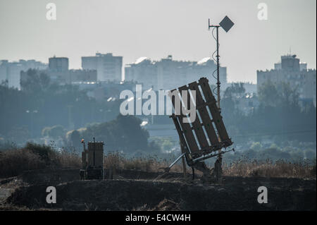 Süd-Israel, israelische Stadt an der Grenze des Gazastreifens. 8. Juli 2014. Eine Iron Dome Anti-Raketen-Schild-System ist in der Nähe von Ashdod, eine südlich israelische Stadt grenzt an den Gaza-Streifen am 8. Juli 2014 eingesetzt. Die Sicherheit Israels Kabinett beschlossen am Dienstag zu entwerfen, 40.000 Soldaten für einen großen militärischen Operation Israel ins Leben gerufen auf der Hamas beherrschten Gazastreifen früher in den Tag zu reservieren. Bildnachweis: Xinhua/Alamy Live-Nachrichten Stockfoto