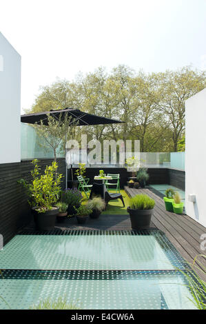 Outdoor-Möbel und Topfpflanzen auf moderne Dachterrasse Stockfoto