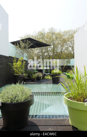 Outdoor-Möbel und Topfpflanzen auf moderne Dachterrasse Stockfoto