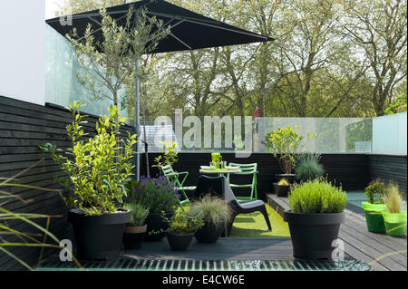 Outdoor-Möbel und Topfpflanzen auf moderne Dachterrasse Stockfoto