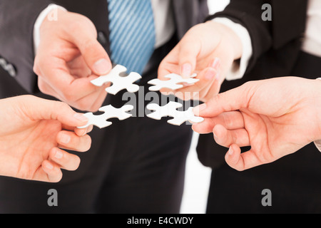 Business-Leute halten Jigsaw Puzzle Stockfoto