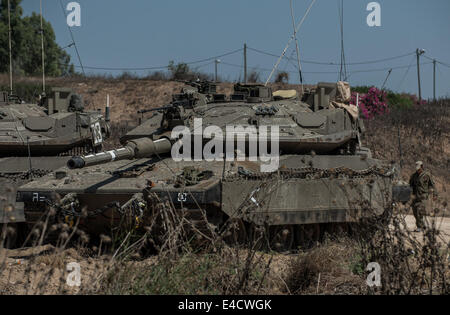 Süd-Israel. 8. Juli 2014. Israelische Panzer sind im südlichen Israel an der Grenze des Gazastreifens zu 8. Juli 2014 bereitgestellt. Die Sicherheit Israels Kabinett beschlossen am Dienstag zu entwerfen, 40.000 Soldaten für einen großen militärischen Operation Israel ins Leben gerufen auf der Hamas beherrschten Gazastreifen früher in den Tag zu reservieren. Bildnachweis: Xinhua/Alamy Live-Nachrichten Stockfoto