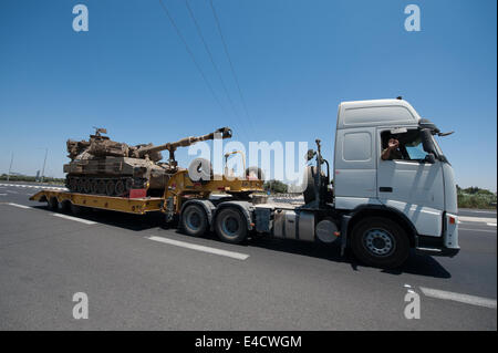 Süd-Israel. 8. Juli 2014. Ein LKW mit einer israelischen Armee gepanzerte Fahrzeug läuft auf den Grenzgebieten zwischen südlichen Israel und Gaza, auf 8. Juli 2014. Die Sicherheit Israels Kabinett beschlossen am Dienstag zu entwerfen, 40.000 Soldaten für einen großen militärischen Operation Israel ins Leben gerufen auf der Hamas beherrschten Gazastreifen früher in den Tag zu reservieren. Bildnachweis: Xinhua/Alamy Live-Nachrichten Stockfoto