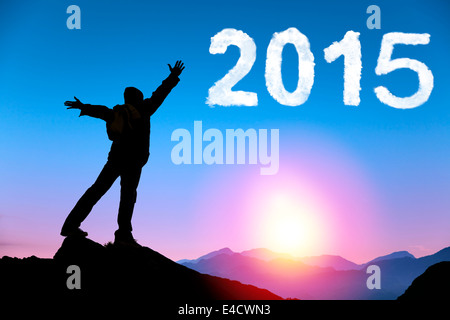 Frohes neues Jahr 2015.happy junger Mann stehen auf die Oberseite Berg Stockfoto