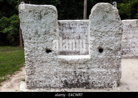 Fenster in der Wand des Slave Viertel Kabine auf Kingsley Plantation konstruiert aus Tabby Beton. Stockfoto