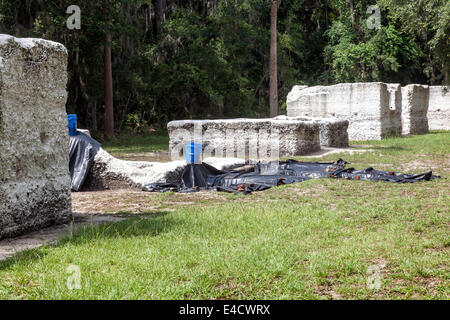 Kunststoff ausgekleidet Gruben, Tabby Beton für den Wiederaufbau des Sklaven zu mischen, die Ruinen Viertel Kabine auf Kingsley Plantation verwendet. Stockfoto