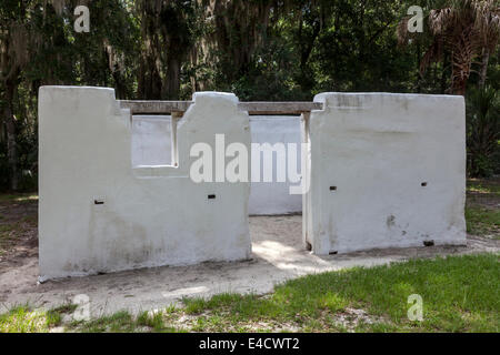 Rekonstruierten Mauern der Slave Viertel Kabine auf Kingsley Plantation, Ruinen von Tabby Beton konstruiert. Stockfoto