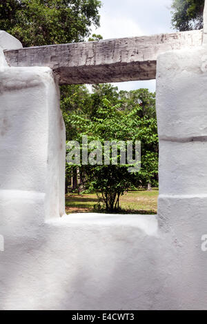 Fenster mit Holzbalken in Wand des Slave Viertel Kabine auf Kingsley Plantation konstruiert aus Tabby Beton. Stockfoto