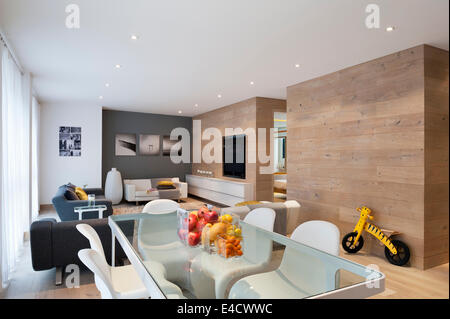 Weiße eingeseift französische Eichendielen verwendet für Böden und Wände im geräumigen Wohnzimmer. Der Esstisch aus Glas gekrönt ist Spur von Stockfoto