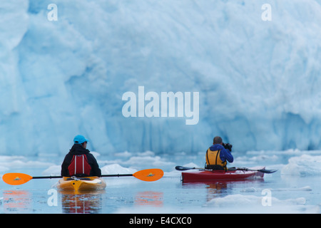 Kajakfahren vor Harriman Fjord, Prinz-William-Sund, Chugach National Forest, Barry Glacier, Alaska. Stockfoto