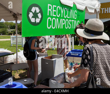 Recycling- und Kompostierungskampagnenzelt auf einem Outdoor-Festival - Washington, DC USA Stockfoto