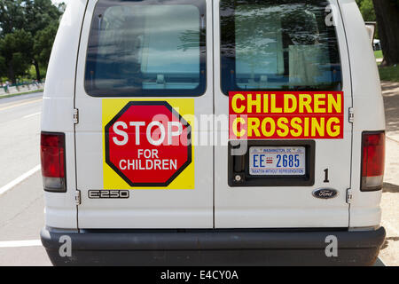 Kinder über Warnzeichen auf Rückseite Eiswagen - USA Stockfoto
