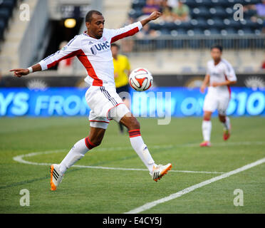 Chester, Pennsylvania, USA. 8. Juli 2014. New England Revolution Spieler TEAL BUNBURY, (10) in Aktion gegen Philadelphia Union während der Viertelfinale US Open Cup match der im PPL Park in Chester Pa Credit stattfand: Ricky Fitchett/ZUMA Draht/Alamy Live News Stockfoto