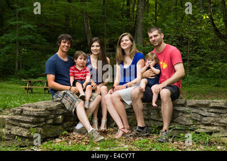 Bruder Schwester und deren Familien im Frühjahr Mill State Park in Indiana Stockfoto