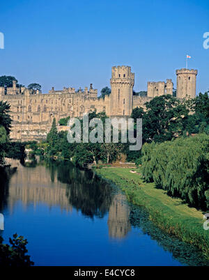 Warwick Castle und der Fluß Avon, Warwick, Warwickshire, England, Vereinigtes Königreich Stockfoto