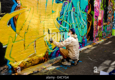 Graffiti-Künstler bei der Arbeit in Melbourne Gasse Stockfoto