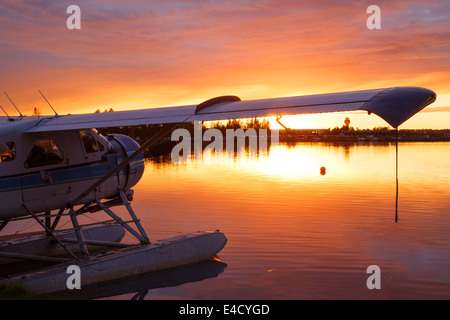 Schweben Sie Flugzeuge auf Lake Hood, Anchorage, Alaska. Stockfoto