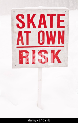 Skate auf eigenes Risiko, Schild am Lake Louise, Banff Nationalpark, Alberta Stockfoto