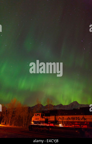 Aurora Borealis über die Alaska Railroad, Seward, Alaska. Stockfoto