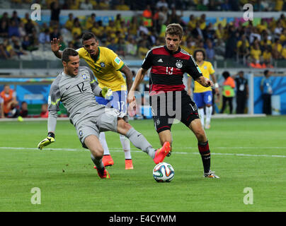 Estadio Mineirão, Belo Horizonte, Brasilien. 8. Juli 2014. FIFA World Cup 2014 Halbfinale Fußballspiel zwischen Brasilien und Deutschland im Estadio Mineirão. Müller gegen Julio Cesar Credit: Action Plus Sport/Alamy Live News Stockfoto