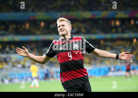 Estadio Mineirão, Belo Horizonte, Brasilien. 8. Juli 2014. FIFA World Cup 2014 Halbfinale Fußballspiel zwischen Brasilien und Deutschland im Estadio Mineirão. Schuerrle feiert nach seinem zweiten Tor Credit: Action Plus Sport/Alamy Live News Stockfoto