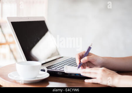 Closeup Frau arbeitet im Coffee-Shop, Fotoarchiv Stockfoto