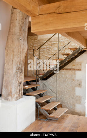 Verzinkte Metalltreppe mit hölzernen Stufen entworfen von Jeremy Harris in umgebauten Scheune mit Steinmauern und original Holz Stockfoto