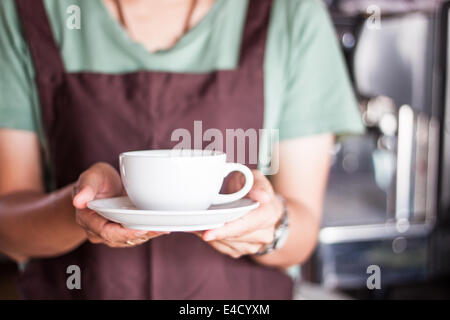Barista mit frisch gebrühtem Kaffee, stock Foto Stockfoto