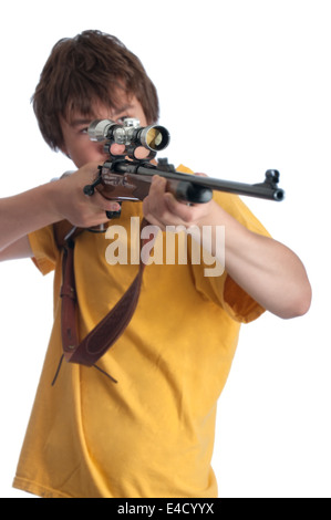 Teenager mit einem Hochleistungs-Jagdgewehr. Vor einem weißen Hintergrund isoliert Stockfoto