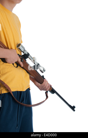 Teenager mit einem Hochleistungs-Jagdgewehr. Vor einem weißen Hintergrund isoliert Stockfoto