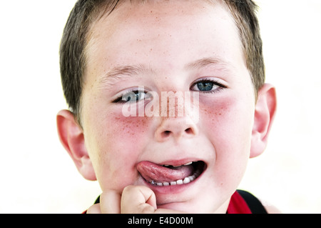 Niedliche kleine Junge wird spielerisch und machen lustige Gesichter Stockfoto