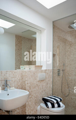 Moderne Badezimmer mit gekachelten Wänden und begehbare Dusche Stockfoto