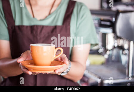 Barista präsentiert frisch gebrühten Kaffee, stock Foto Stockfoto